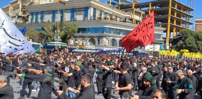 اجتماع بزرگ زنجیر‌زنان شهرستان دماوند در مشهد مقدس به‌ مناسبت شهادت حضرت علی بن موسی‌الرضا(ع) + گزارش تصویری