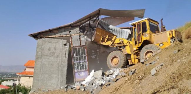 رفع تصرف ۱۰ هزار مترمربع از اراضی منابع طبیعی شهرستان دماوند در پلاک ۹۳ سربندان از دست زمین‌خواران