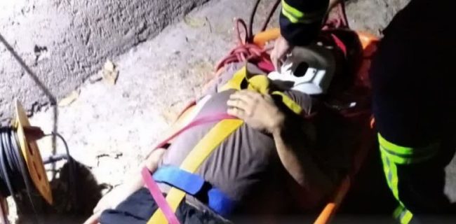 نجات فرد حادثه‌دیده از گودبرداری سپتیک توسط آتش‌نشانی دماوند