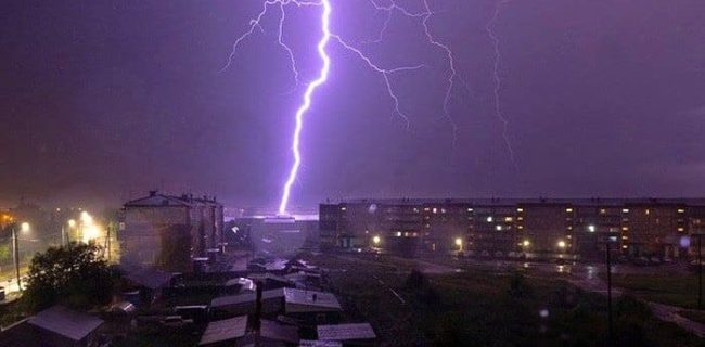 برخورد مستقیم رعد و برق با ساختمان برق منطقه دماوند/ سامانه‌ها، رایانه‌ها و تجهیزات فنی برق دماوند دچار آسیب شدند/ ارائه خدمت به مشترکین به صورت حضوری مقدور نمی‌باشند