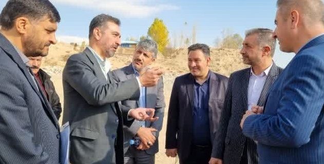 بازدید میدانی مسئولان از محل احداث زمین چمن فوتبال مسکن مهر مهک دماوند