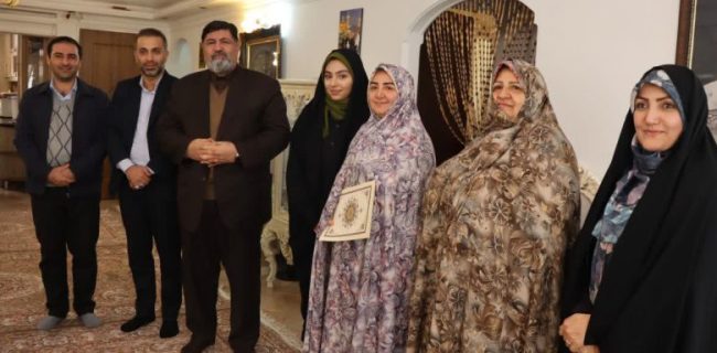تکریم مسئولان شهرستان دماوند از خانواده شهید پاسدار محمد خانی به مناسبت ولادت حضرت علی‌(ع)