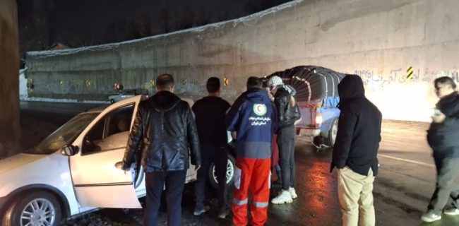 امدادرسانی به حادثه برخورد پژوپارس با دیواره زیرگذر پیست آبعلی