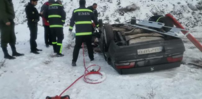 واژگونی خودرو سواری پژو در محور دماوند – فیروزکوه حدفاصل روستای سیدآباد به سربندان/ رهاسازی مصدومین حادثه توسط عوامل آتش‌نشانی آبسرد