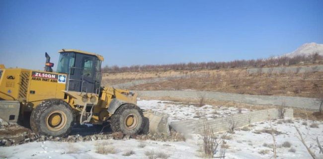 آزادسازی ۵ هزار متر مربع از اراضی بستر و حریم رودخانه زان – آبسرد/ بیش از ۳۰ فقره دیوار فنس و سایر مستحدثات غیرمجاز تخریب شد