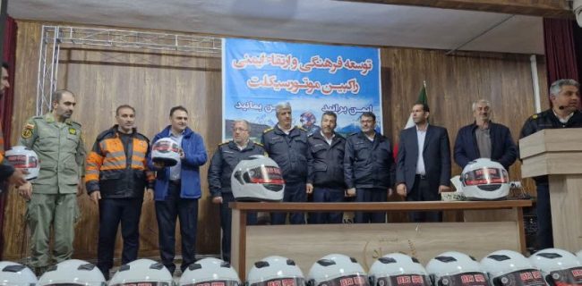 اهدای کلاه ایمنی به موتورسواران قانونمند در شهرستان دماوند