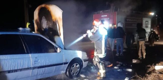 آتش‌سوزی یک دستگاه سواری پارس محور تهران – فیروزکوه روبروی میدان میوه و تره بار شهر آبسرد