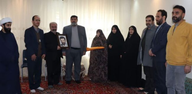 تکریم مسئولان شهرستان دماوند از خانواده معزز شهید رحمت الله اسماعیلی همزمان با هفته بزرگداشت شهدا