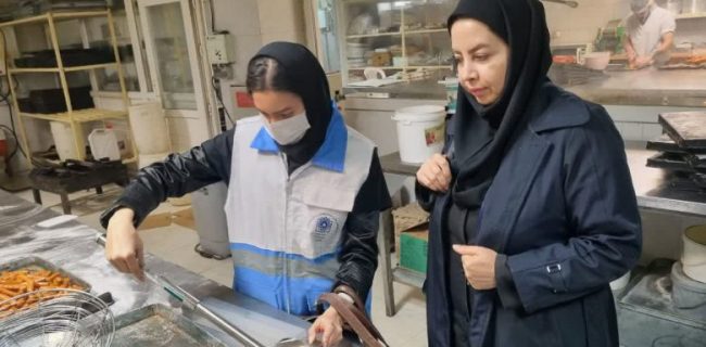 تشدید نظارت‌های بهداشتی سلامت رمضان و نوروز از صنوف مواد غذایی شهر رودهن/ ۲۰ کیلوگرم انواع شکلات مصرفی در قنادی جمع‌آوری و معدوم شد