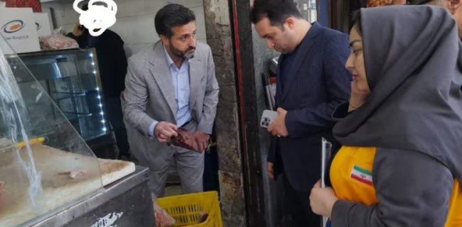 پلمب واحد عرضه فرآورده‌های خام دامی به دلیل تخلفات بهداشتی در شهر رودهن/ ۳۰۰ کیلوگرم گوشت و مرغ منجمد تاریخ منقضی معدوم‌سازی شد