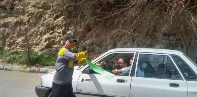 توزیع کیسه پلاستیکی برای جمع آوری زباله روز طبیعت در شهر آبعلی توزیع کیسه پلاستیکی برای جمع آوری زباله روز طبیعت در شهر آبعلی