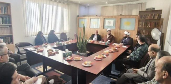 نشست هم‌اندیشی خادمیاران کانون‌های تخصصی شهرستان دماوند/ دماوند در مسیر گرامیداشت باشکوه دهه کرامت