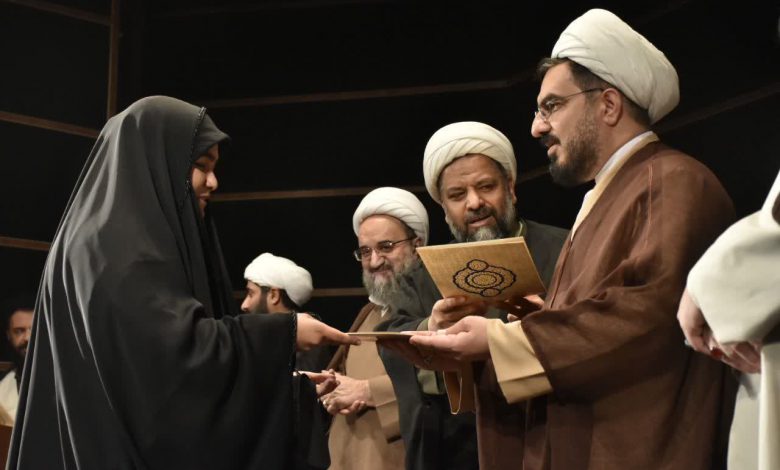 تجلیل از فعالان طرح ملی زندگی با آیه‌ها در شهرستان دماوند و رونمایی از آثار انجمن هنرهای تجسمی شهرستان درباره مظلومیت مردم غزه