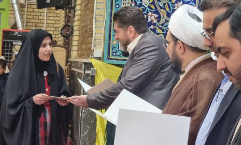 تجلیل از دانش آموزان برگزیده مسابقه «نقاشی روز شهید» در نماز جمعه دماوند
