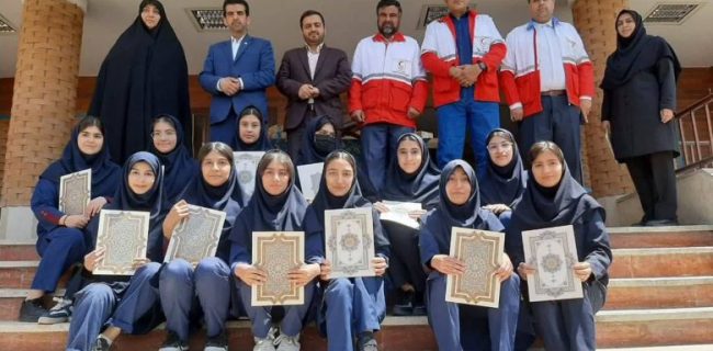 تقدیر و تجلیل از مدیر و معاونان مدرسه دخترانه شهید چمران دماوند