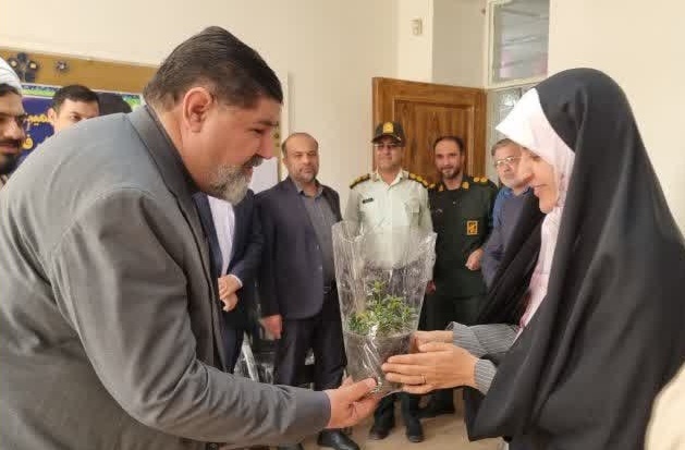 تقدیر مسئولان شهرستان دماوند از معلمان دبیرستان دخترانه حاج عبدالله توسلی به مناسبت گرامیداشت روز مقام معلم