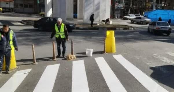ادامه عملیات خط‌کشی و رنگ‌آمیزی معابر عابر پیاده در شهر دماوند