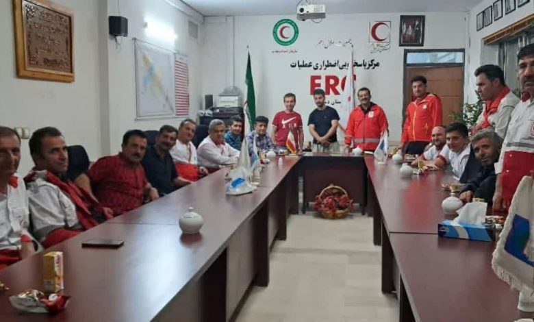 نشست سرپرست هلال احمر دماوند با تیم‌های مردمی به مناسبت هفته هلال احمر