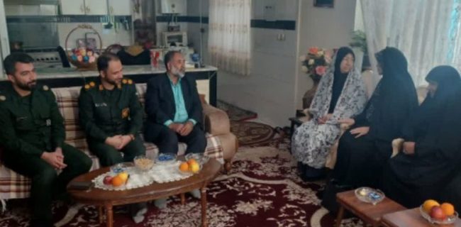 دیدار مسئولان شهرستان دماوند با همسر شهید سرگرد شهید علی شیخ سفلی همزمان با ۲۹ فروردین روز ارتش جمهوری اسلامی ایران
