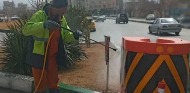 شست‌وشوی جداول و تابلوهای سطح شهر دماوند در آستانه نوروز ۱۴۰۴