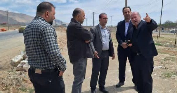 بازدید مسئولان از نقاط حادثه‌خیز در ورودی‌های شهر آبسرد/ تهیه طرح هندسی و نحوی اتصال امن ورودی و خروجی میدان میوه و تر شهر آبسرد/ طراحی نقشه رمپ در ورودی خیابان فرهنگ روبروی پمپ بنزین شهر آبسرد