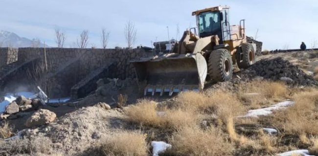 رفع تصرف ۲ هزار متر مربع از اراضی حریم و بستر مسیل روستای هاشمک و سفیدکمر