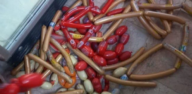 بازدید شبانه بهداشت محیط شهرستان دماوند از اماکن بین راهی/ ۲۰۰ کیلوگرم مواد غذایی غیرمجاز و فاسد معدوم‌سازی شد