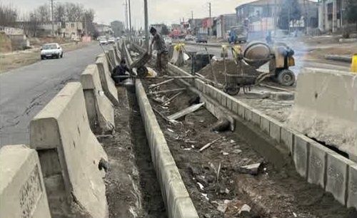 اجرای عملیات جدول‌گذاری رفیوژ وسط بلوار امام رضا(ع) شهر رودهن