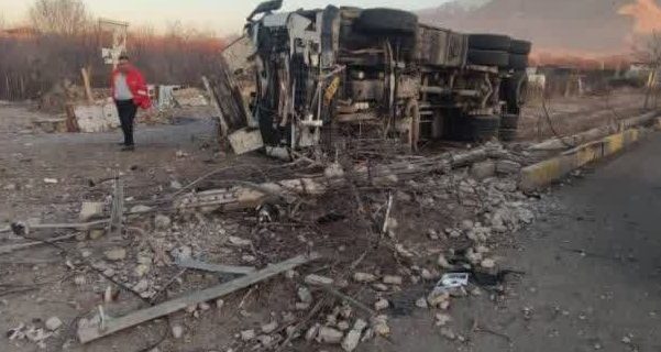 حادثه برخورد خودرو با پایه شبکه فشار متوسط در بلوار امام خمینی(ره) شهر آبسرد منجر به قطعی برق شد