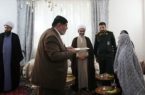 همزمان با آغاز هفته دولت؛ مسئولان شهرستان دماوند با خانواده‌های شهدای «جواد قاسم کاظمی» و «احسن طهماسبی» دیدار کردند