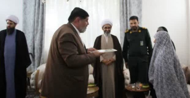 همزمان با آغاز هفته دولت؛ مسئولان شهرستان دماوند با خانوادههای شهدای «جواد قاسم کاظمی» و «احسن طهماسبی» دیدار کردند همزمان با آغاز هفته دولت؛ مسئولان شهرستان دماوند با خانوادههای شهدای «جواد قاسم کاظمی» و «احسن طهماسبی» دیدار کردند