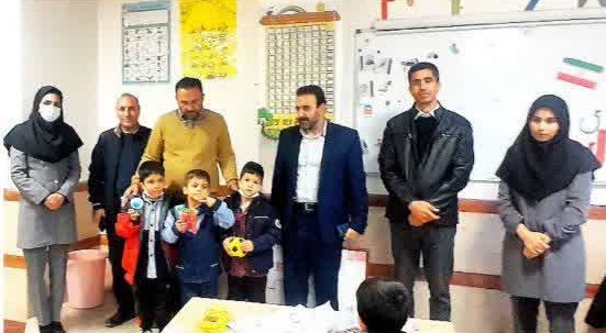 بازدید مدیر آموزش‌وپرورش دماوند از مدرسه امام رضا(ع) گیلاوند/ بررسی کمبودهای تجهیزاتی و عمرانی، گفت‌وگو با معلمان و دانش‌آموزان و پیگیری فوری نیازهای مدرسه