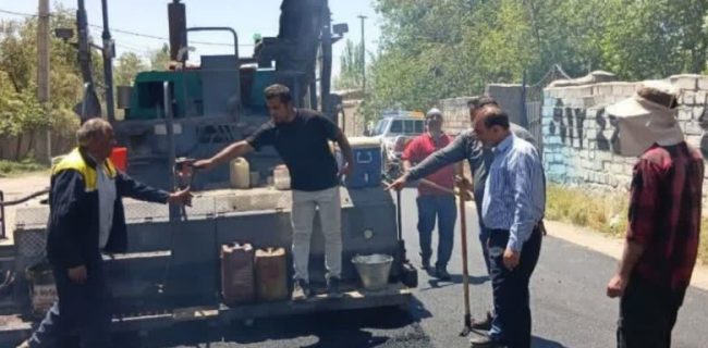 آغاز نهضت بهسازی راههای روستایی در شهرستان دماوند/ اجرای عملیات آسفالت ۱.۲ کیلومتری مسیر جاده روستای اتابک آغاز نهضت بهسازی راههای روستایی در شهرستان دماوند/ اجرای عملیات آسفالت ۱.۲ کیلومتری مسیر جاده روستای اتابک