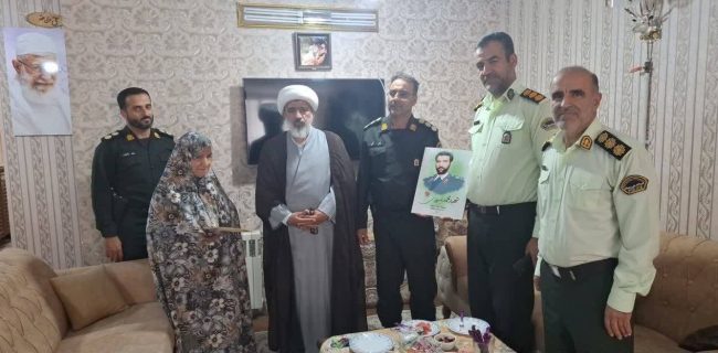 دیدار فرمانده انتظامی دماوند با خانواده شهدا به مناسبت هفته انتظامی/ سرهنگ ملکی: دیدار با خانواده شهدا، توفیق الهی و عبادت است