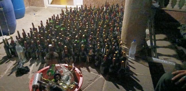 کشف کارگاه تولید مشروبات الکلی از باغ ویلایی در شهر آبسرد/ بیش از ۴۵۰ لیتر مشروبات الکلی کشف و ضبط شد کشف کارگاه تولید مشروبات الکلی از باغ ویلایی در شهر آبسرد/ بیش از ۴۵۰ لیتر مشروبات الکلی کشف و ضبط شد