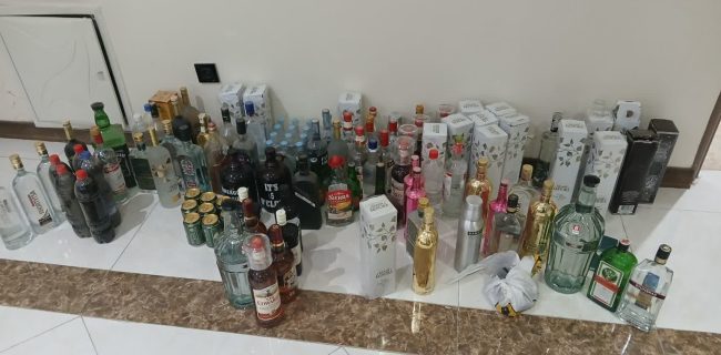 کشف و ضبط بیش از ۱۵۰ لیتر مشروبات الکلی قاچاق از باغ ویلایی در دماوند