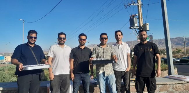 توزیع شربت بین رانندگان خودروها توسط جوانان دماوندی