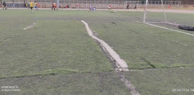 انتقاد شدید ورزشکاران از وضعیت نامناسب زمین چمن ورزشگاه تختی شهر دماوند/ وعده‌های مسئولان اداره ورزش و جوانان همچنان عملی نشده است