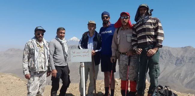 صعود کوهنوردان روستای مومج و روستای دهنار به زرین‌کوه به یاد شهدای والامقام جنگ تحمیلی ۱۲ روزه