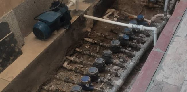 هشدار آبفا دماوند به بالادست‌نشینان شهرک مهک منطقه گیلاوند/ نصب پمپ قبل از مخزن، تخلف و عامل افت فشار آب