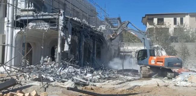 تخریب ویلای لاکچری غیرمجاز در اراضی کشاورزی منطقه حسین‌آباد شهرستان دماوند