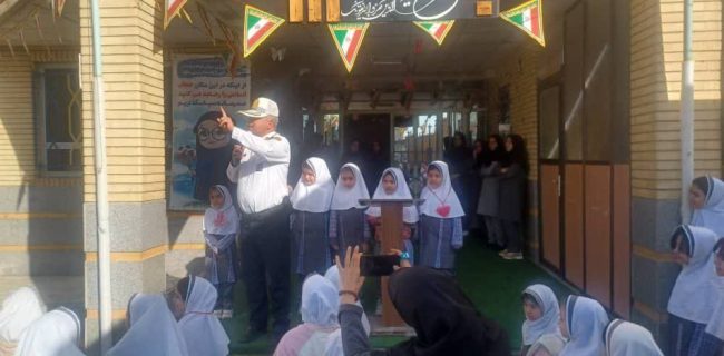 کارشناسان آموزش همگانی پلیس راهور دماوند در مدارس به آموزش فرهنگ ترافیک پرداختند