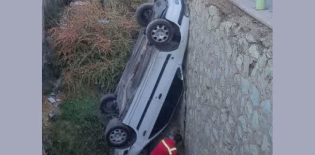 سقوط خودرو به داخل کانال آب مقابل دانشگاه آزاد دماوند