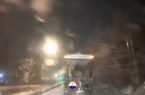 با آغاز بارش برف در منطقه مشا ستاد بحران شهرداری دماوند در حال نمک پاشی است