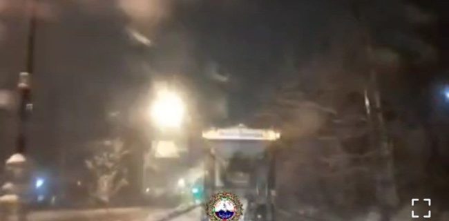 با آغاز بارش برف در منطقه مشا ستاد بحران شهرداری دماوند در حال نمک پاشی است