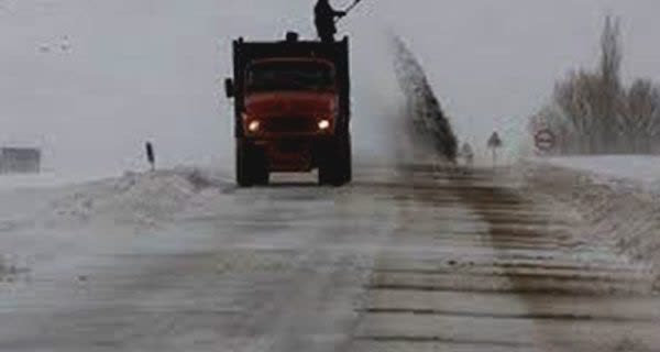 عملیات برفروبی معابر شهر آبسرد توسط ستاد برفروبی شهرداری با جدیت تمام در حال انجام است عملیات برفروبی معابر شهر آبسرد توسط ستاد برفروبی شهرداری با جدیت تمام در حال انجام است