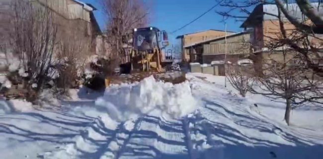 بازگشایی محورهای اصلی و روستایی دماوند در پی بارش سنگین برف و کولاک