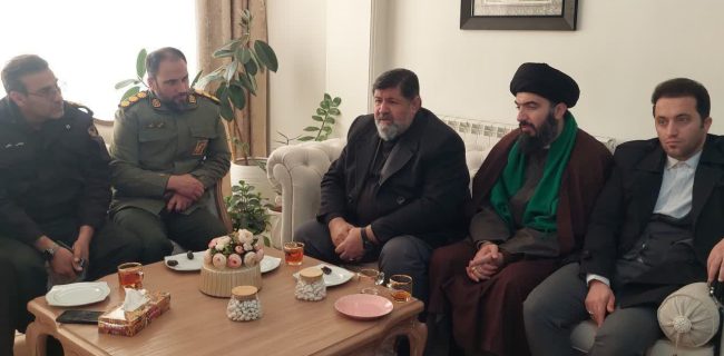 دیدار فرماندار دماوند با خانواده شهید محمد دادور در بخش رودهن