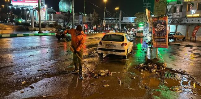 تلاش شبانه عوامل خدمات شهری شهرداری دماوند برای رفع آبگرفتگی معابر
