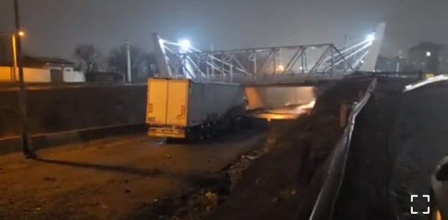 حادثه تریلی در محدوده کارگاه راهسازی پل نمیر رودهن حادثه تریلی در محدوده کارگاه راهسازی پل نمیر رودهن